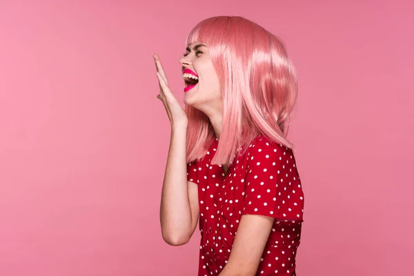 Fiatal Gyönyörű Rózsaszín Paróka Pózol Stúdióban — Stock Fotó