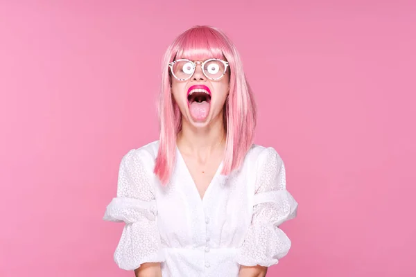 Młoda Kobieta Różowej Peruce Okularach Pokazujących Język Różowym Tle — Zdjęcie stockowe