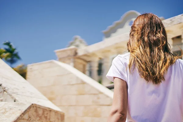 Young Woman Walking City — Stock Photo, Image