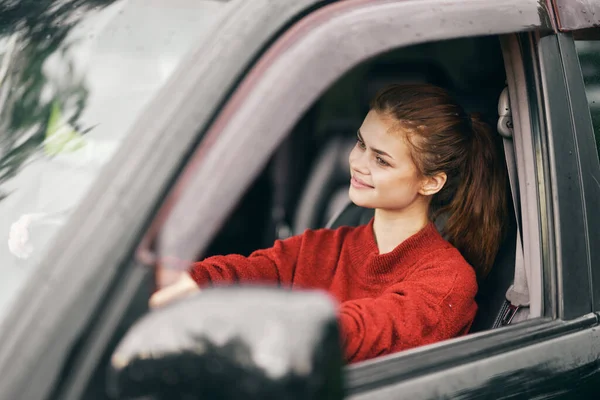 Jovem Bela Mulher Motorista Carro — Fotografia de Stock