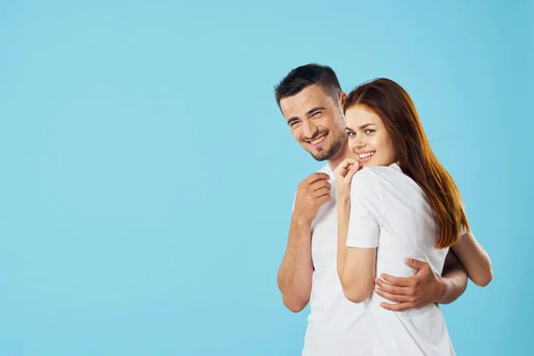 Joven Hermosa Pareja Camisetas Posando Estudio Sobre Fondo Aislado —  Fotos de Stock