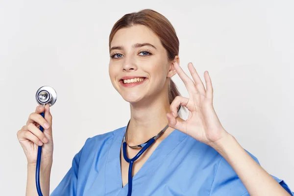 Retrato Una Joven Bella Doctora Con Estetoscopio Que Muestra Fondo —  Fotos de Stock