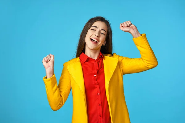 Jovem Mulher Bonita Casaco Amarelo Dançando Estúdio Com Fundo Azul — Fotografia de Stock