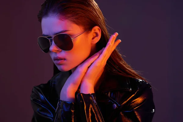 Ung Vacker Mode Kvinna Solglasögon Poserar Studio — Stockfoto