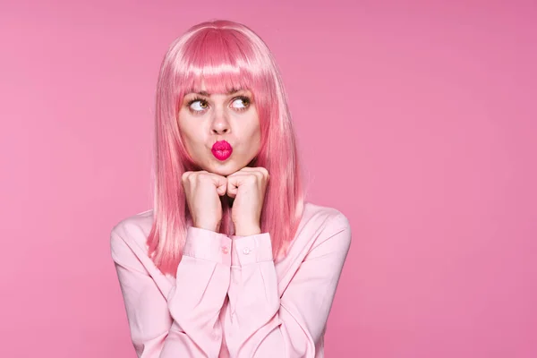 Junge Schöne Frau Mit Pinkfarbener Perücke Posiert Studio — Stockfoto