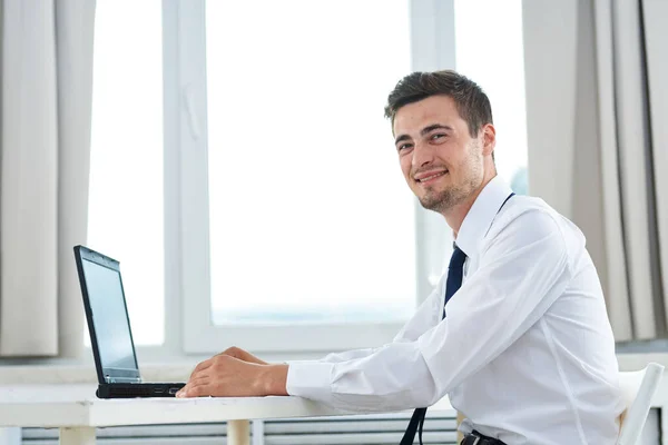Fiatal Boldog Üzletember Dolgozik Laptop Irodában — Stock Fotó