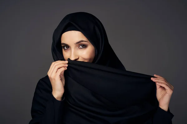 Νεαρή Γυναίκα Από Την Αραβία Ποζάρει Στο Στούντιο — Φωτογραφία Αρχείου