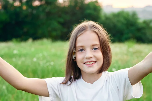 Young Cute Girl Having Fun Chamomile Field — Stock Photo, Image