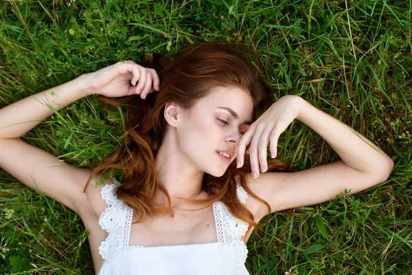 Молодая Красивая Женщина Лежит Траве — стоковое фото