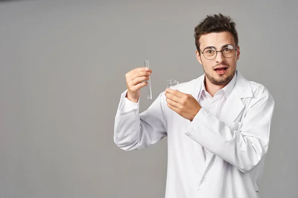 Docteur Lunettes Montrant Des Éprouvettes Sur Fond Gris Plan Studio — Photo