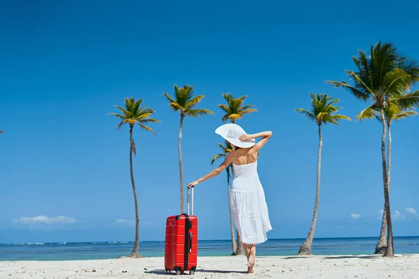 Mujer Joven Con Maleta Roja Playa —  Fotos de Stock