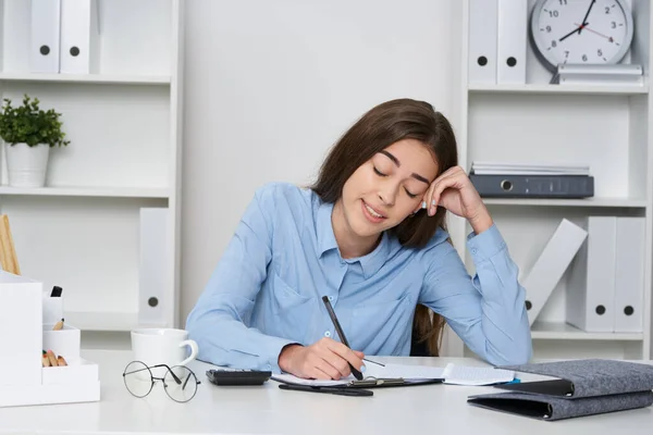 Joven Hermosa Mujer Negocios Sentada Escritorio Oficina — Foto de Stock