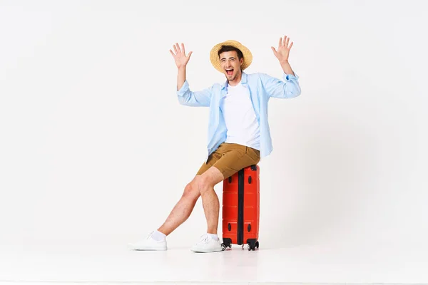 Jeune Homme Avec Valise Rouge Studio — Photo