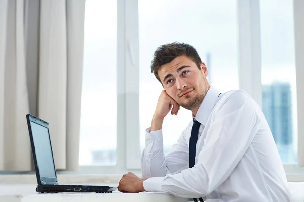 Joven Hombre Negocios Confuso Guapo Que Trabaja Oficina — Foto de Stock