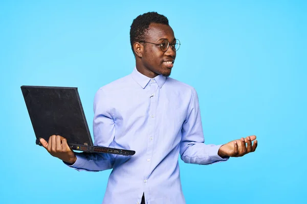 Joven Africano Sorprendido Empresario Sosteniendo Portátil Aislado Sobre Fondo Azul — Foto de Stock