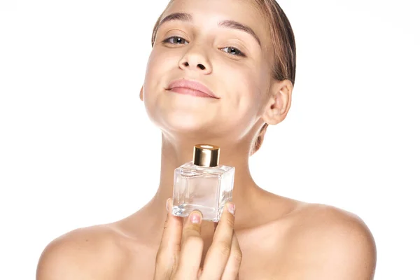 Retrato Mujer Joven Hermosa Con Frasco Perfume Aislado Sobre Fondo — Foto de Stock