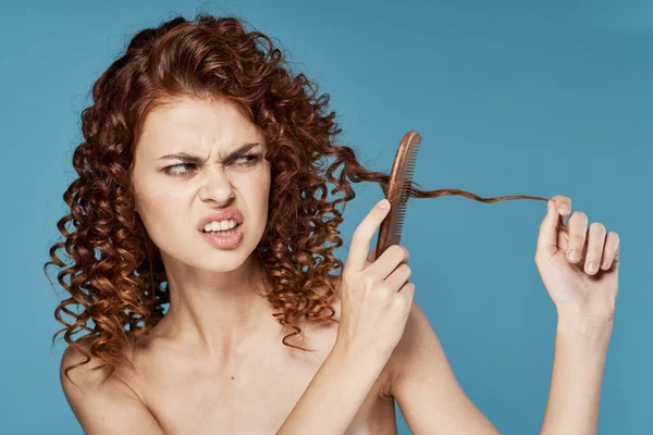 Mulher Bonita Com Cabelo Encaracolado Pente — Fotografia de Stock