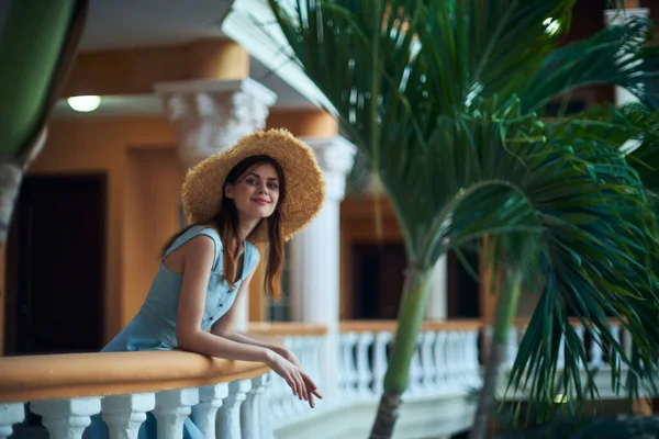 Jovem Com Chapéu Palha Resort Tropical — Fotografia de Stock