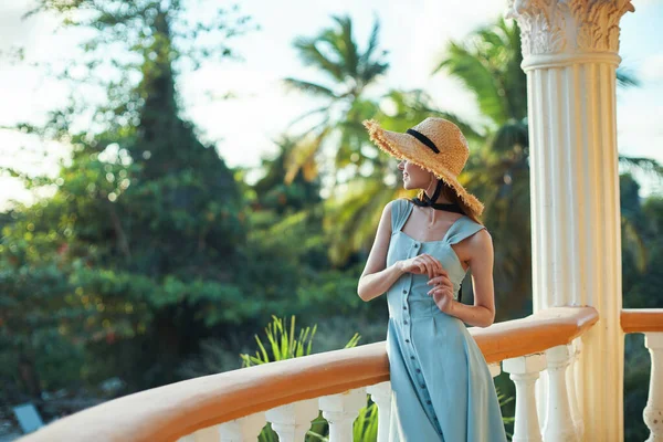 Mujer Joven Sombrero Paja Resort Tropical — Foto de Stock