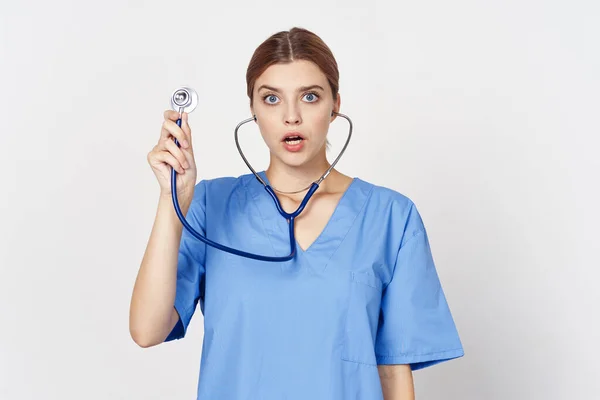 Retrato Joven Bella Doctora Con Estetoscopio Sorprendente Aislado Fondo —  Fotos de Stock