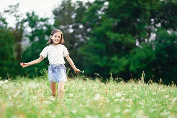 Young Cute Girl Having Fun Meadow — Stock Photo, Image