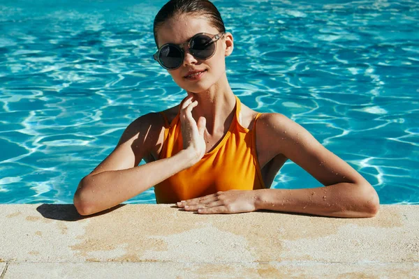 Giovane Bella Donna Rilassante Piscina — Foto Stock