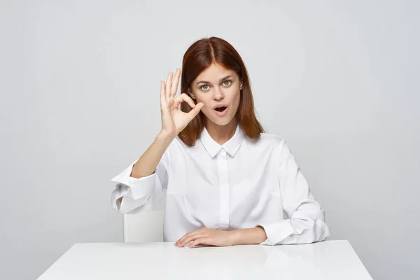 Geschäftsfrau Sitzt Mit Geste Schreibtisch — Stockfoto