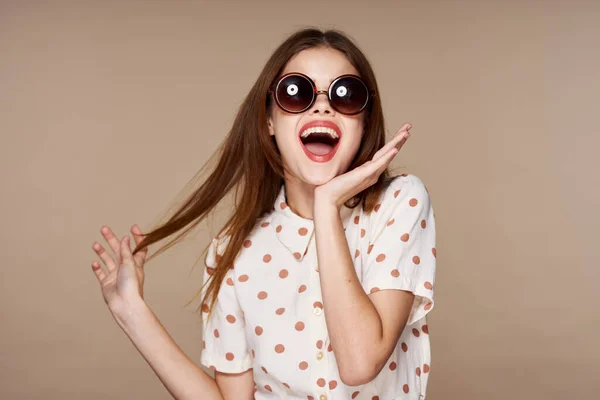 Jovem Bela Mulher Óculos Sol Posando Estúdio — Fotografia de Stock