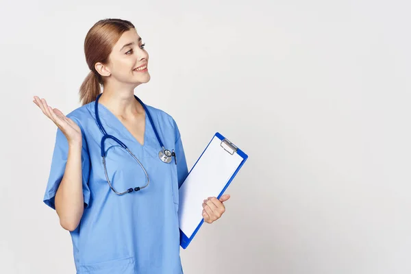 Giovane Donna Medico Con Documento Isolato Sfondo Bianco — Foto Stock