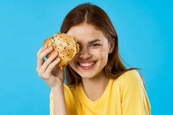 Giovane Bella Donna Con Hambyrger Studio Girato — Foto Stock