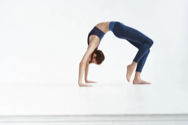 Jong Mooi Vrouw Oefenen Yoga — Stockfoto