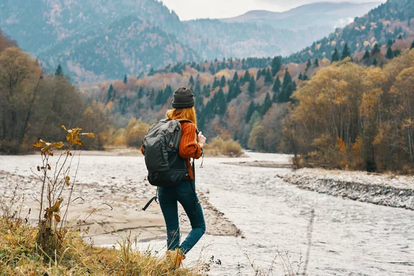 Jonge Vrouw Backpacker Reizen — Stockfoto