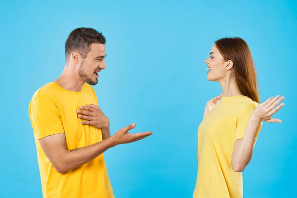 Giovane Bella Coppia Shirt Posa Studio Sfondo Isolato — Foto Stock