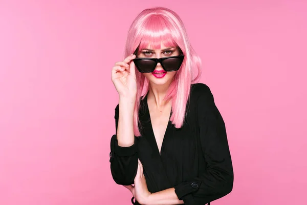 Młoda Piękna Kobieta Różowej Peruce Okularach Przeciwsłonecznych Pozowanie Studio — Zdjęcie stockowe