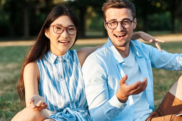 Jovem Casal Divertindo Parque — Fotografia de Stock