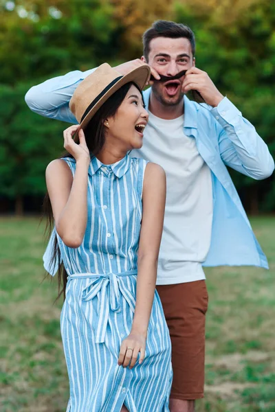 Jovem Casal Divertindo Parque — Fotografia de Stock