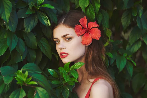 Ung Vacker Kvinna Med Röd Blomma Trädgården — Stockfoto