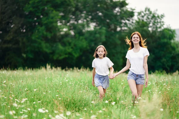 Young Mother Her Daughter Having Fun Camomile Field — Stock Photo, Image