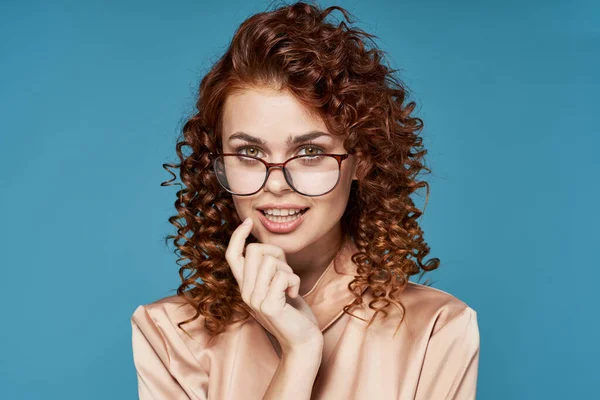 Ung Vacker Kvinna Bär Glasögon — Stockfoto
