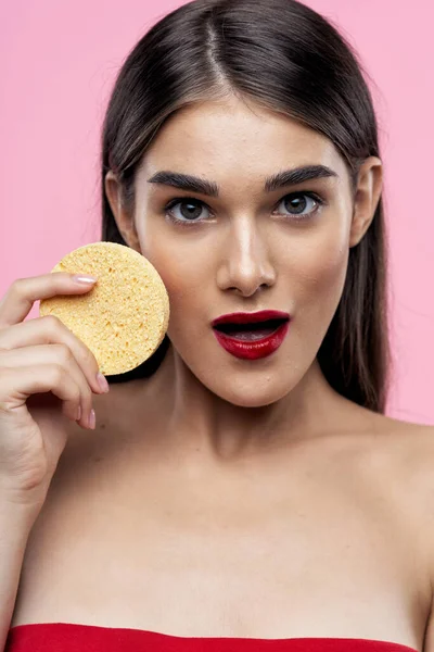 Huid Schoonheid Portret Van Jonge Mooie Vrouw Schoonmaken Van Haar — Stockfoto