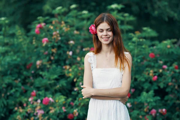 Jeune Femme Avec Fleur Rose Dans Jardin — Photo