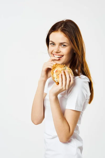 Joven Mujer Hermosa Con Hambyrger Captura Estudio — Foto de Stock