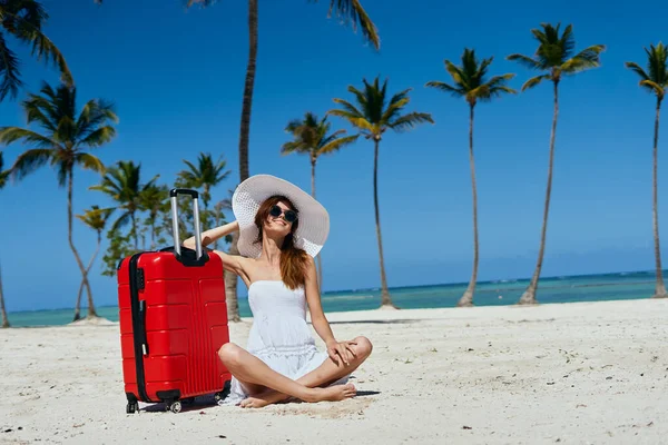 Giovane Donna Con Valigia Rossa Sulla Spiaggia — Foto Stock