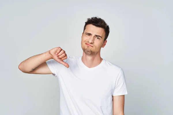 Jovem Bonito Homem Com Polegar Para Baixo Estúdio — Fotografia de Stock