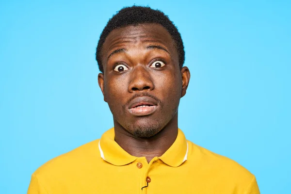 Gözleri Açık Genç Afrikalı Bir Adam Mavi Arka Planda Izole — Stok fotoğraf
