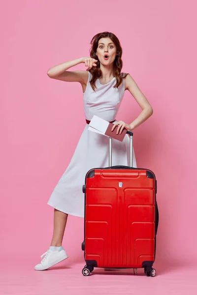 Jonge Vrouw Met Rode Koffer Studio — Stockfoto