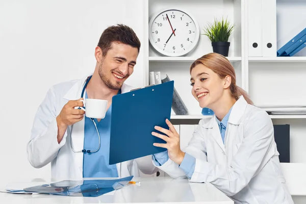 Joven Médico Feliz Enfermera Hospital —  Fotos de Stock