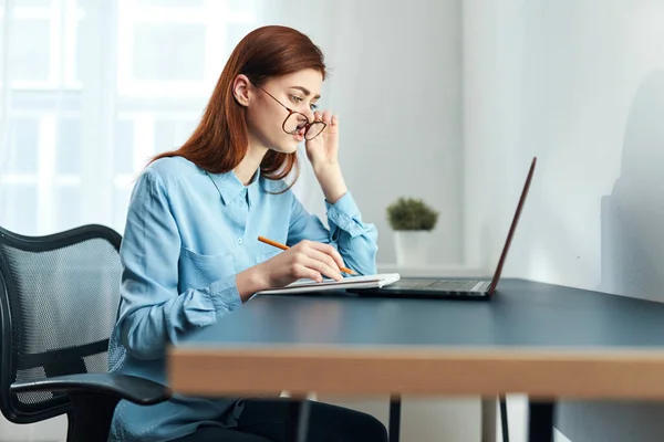 Jonge Vrouw Werken Met Laptop Kantoor — Stockfoto