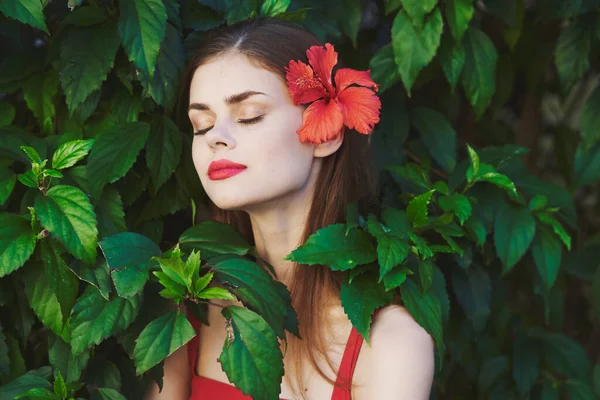 Young Beautiful Woman Posing Flower Her Hair — Stock Photo, Image