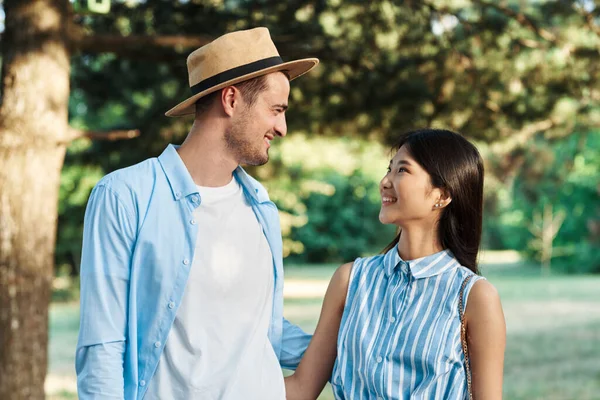 Jovem Casal Divertindo Parque — Fotografia de Stock